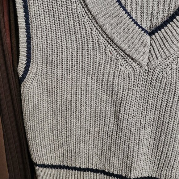 NWT Abercrombie & Fitch Sweater Vest - Picture 3 of 5
